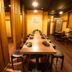 大人数でもゆったり使えるテーブル席！宴会や飲み会に最適！信州の地酒や郷土料理を囲みながら、笑顔あふれるひとときを！会社帰りの一杯や仲間との飲み会まで、気軽に楽しめるアットホームな空間です！