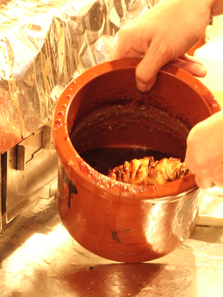 秘伝の自家製タレが決めての味は一度食べたらヤミツキに！食欲をそそる博多の味噌ダレも必食！