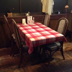 テーブルのお席です。デートやママ会など、いろいろなシーンでご利用いただけます♪