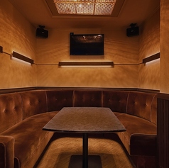 ボックス席はソファーでゆったりと。1卓のみなので仲間内でプライベート感覚の飲み会やカラオケが楽しめます。