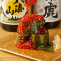料理メニュー写真 イクラのこぼれ寿司タワー