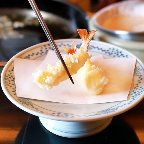 天ぷらは揚げの技と食材が命。旬の食材を目利きし仕入れております。