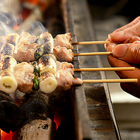 比内地鶏の旨味を引き出す備長炭