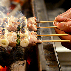 比内地鶏の旨味を引き出す備長炭