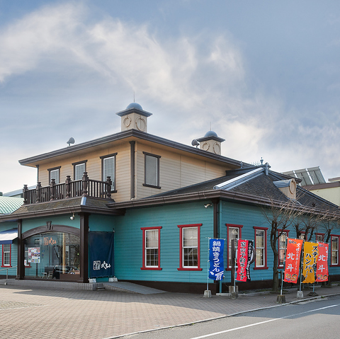 和風モダンな造りの店内。アットホームな雰囲気の当店でごゆっくりしませんか。