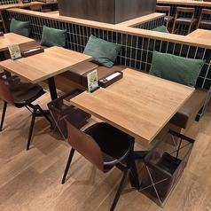 大人女子会にぴったりゆったりとしたソファ席は、大人女子会に最適。鏡に映る店内の景色が、さらに非日常感を高めてくれます。美味しいお酒と料理で、上質な時間を。