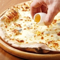 料理メニュー写真 ４種類のチーズのピッツァ「クアトロフォルマッジ」