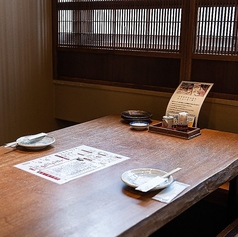 【3階掘りごたつ個室：4名様×2卓】親しい仲間と過ごすくつろぎのひととき◎少人数でご利用いただける、人気の掘りごたつ個室。会社帰りやご友人同士などで、くつろぎながら食事を楽しむのに最適です。足を伸ばしてリラックスできるため、長時間の滞在も快適にお過ごしいただけます♪