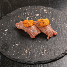 和牛ウニトロ握り (2貫)