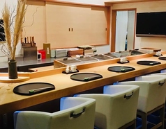 寿司職人が目の前で握る、至福の一貫。最高の瞬間をどうぞご堪能くださいませ。