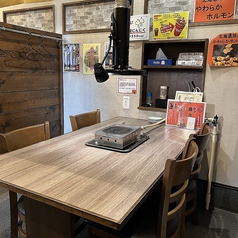 ご友人、ご家族とワイワイ賑やかに楽しめる、4名様用のテーブル席を多数ご用意。人数に合わせて席を組み合わせることも可能です。ゆったりとした空間で、熱々の焼肉を囲みながら、楽しいひとときをお過ごしください。