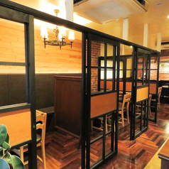 壁側ソファーのお席は隣同士テーブルがくっつけられるので、大人数でも対応可能です。色んなシーンでご利用ください◆