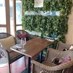 開放的で、リゾートチックなテーブル席。ゆったりとお寛ぎ頂けます。