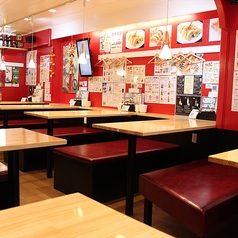 店内は２フロアございます。1フロアは～70名様ほど！主に、～4名様、～6名様、～8名様等にお使い頂きやすいお席をご用意！