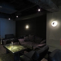 暗めの照明が演出する大人のリラックス空間