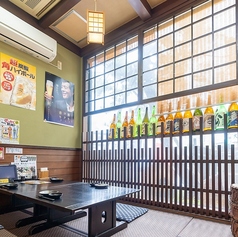 板間の小上がりでテーブル・イス席、2名様から4名様までご利用頂けるお席です。