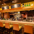 カウンター席は1名様×10席をご用意しております。明るい照明と居心地抜群のお洒落な雰囲気の中で、目の前の調理シーンのライブ感もお楽しみいただける、初見様にも常連様にも隠れ人気の特等席です。お一人様でのご利用はもちろん、大切なパートナーとのデートやご友人との飲み会にもぜひ気軽にお使いください。