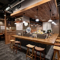海鮮、ときどき炉端。大衆酒場　魚々炉-ととろ-　三宮店の雰囲気1