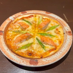 スモークサーモンとアスパラのピザ