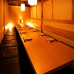 【個室】団体様向けエリア最大規模の大宴会場を完備！皆様お顔を見渡すことができ一体感のあるご宴会が可能！広々とした造りとなっておりますので宴会途中のご移動もスムーズ！まさに幹事様理想の空間です。（池袋/個室/居酒屋/串焼き/焼き鳥/地鶏/飲み放題/宴会/女子会/接待/記念日/おすすめ/喫煙可)