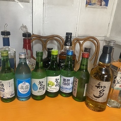 定番ビールやハイボールはもちろん、韓国焼酎からラッシーまで！お料理に合う多彩なドリンクが勢揃い◎の写真