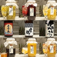 自家製で漬け込んだクラフトな焼酎やフルーツのお酒あり
