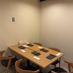 店内は、和の趣を感じられる落ち着いた雰囲気。ご友人とのお食事や会社帰りの一杯はもちろん、デート・女子会・接待・各種宴会など、さまざまなシーンにおすすめです。美味しい料理とお酒を味わいながら、慌ただしい日常を少し忘れて、ゆっくりとした時間をお過ごしください。