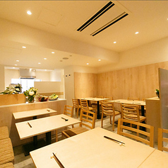 ホームパーティ気分が味わえると人気の貸切です。14名様から承っております。コミュニティのお集まりや打ち上げ、特別なイベントなど、幅広いシーンでご活用いただけます。お食事内容や人数についてのご相談は、お電話にてお気軽にお問い合わせください。