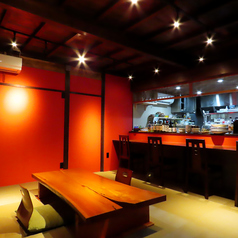 少人数での宴会や会食のご利用に最適な空間。暖簾の仕切りで半個室空間になり、大切な人たちとの特別なひと時をお過ごしいただけます。