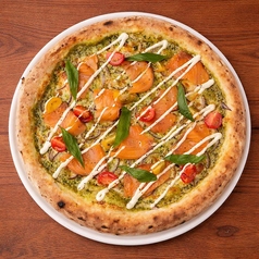 【5/7日から販売開始】サーモンとトマトのピスタチオジェノベーゼピッツァ