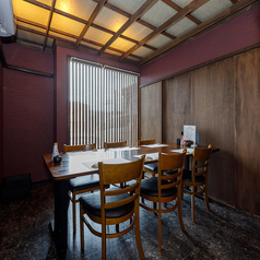 落ち着いた和モダンの空間が広がる個室は、天井や照明の設計まで丁寧に仕上げられており、6名程度の小規模会食にぴったり。窓からの自然光も入り、時間帯によって雰囲気の変化も楽しめます。