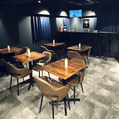 当店のテーブル席は、落ち着いた雰囲気の中でお食事やおしゃべりをお楽しみいただける特別なスペースです。温かみのある木製のテーブルと、ゆったりとくつろげる快適な椅子が、リラックスした会話を自然と促します。ご友人との楽しいひとときを過ごすには最適な環境をご提供いたします。