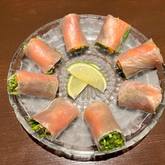 苺とパクチーと生ハムの生春巻き