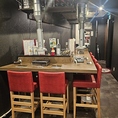 店内には開放感あふれるキッチンを備えております。職人が丁寧にお肉を準備する姿を間近で感じられ、お料理への期待感が高まる魅力的な空間です。細やかな目配りが行き届く環境でいつでも快適にお食事をお楽しみいただけます。臨場感のある温かい雰囲気のなか至福の時間をお過ごしください。