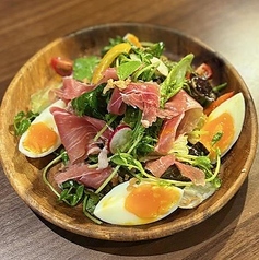 生ハムと半熟卵のペジドレサラダ