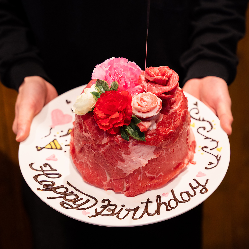 記念日やデート、誕生日などにもオススメのカクテル肉ケーキ！