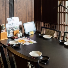 板間の小上がりでテーブル・イス席、2名様から4名様までご利用頂けるお席です。