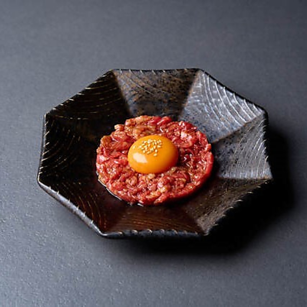 【和牛ユッケ】和牛モモを使用したユッケ。赤身の旨みと濃厚な卵黄が絡み合い口いっぱいに広がります