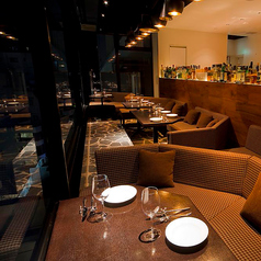 地上7階、ガラス張りの開放感たっぷりの空間です