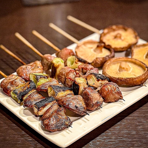 自慢のタレと炭火で焼き上げる串焼きは絶品。