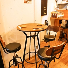 カフェのようなハイカウンター席♪オレンジを基調としたモダンな店内とお席