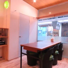 テーブル席は1～2名様用が3卓ございますのでお一人様でもお気軽にご利用いただけます！カフェのようなお洒落な空間で、ゆったりとした時間をお楽しみください。お一人でのランチやディナーを楽しむのに最適です。美味しい料理と共に、リラックスしたひとときをお過ごしください。皆様のご来店を心よりお待ちしております！