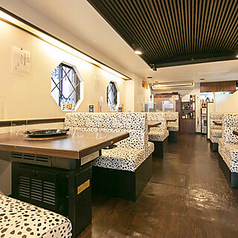 【1階】ご家族やご友人同士でのお食事にもぴったりなソファータイプのボックス席。知人や、ご家族、仲間内でくつろげる仕様となっており、接待にも最適な空間となっております。パーテーションの設置や席の間隔をなるべく空けているため広々とした店内となっています。※個室の詳細はお店にお問い合わせください