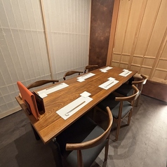 ■【６名様用テーブル個室】◆ランチ・顔合わせ・誕生日・お祝いに人気な６名様用テーブル個室は『5名様～』御予約を受け付けております！◆『誕生日・記念日』などお祝いで御利用のお客様には前日までのコース料理ご予約で『メッセージ入りデザートプレート』を無料で御用意致しております！