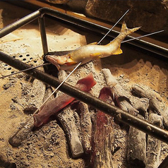 迫力のある炉端焼きをお楽しみください。