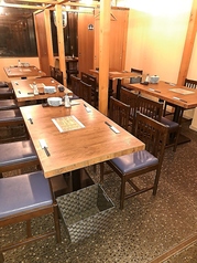 【テーブル席】お一人様から大歓迎♪会社帰りのサク飲みやゆったり一人飲みなどシーンに合わせてご利用ください。
