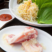 李朝園のサムギョプサルは、赤ワインをベースに、香味野菜や果物などをブレンドした特製のつけだれに漬け込んだ豚肉を使用しています。肉の旨みを引き出し、やわらかでコクのある味わいに仕上げた美味しいお肉をご堪能ください。（京都/松井山手/飲み放題/韓国料理/女子会/パッサン/チャミスル/マッコリ/昼飲み/昼宴会）