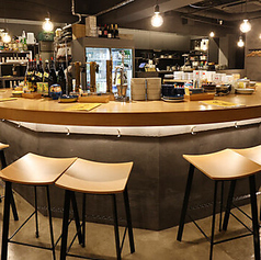 温かみのある木材とスタイリッシュなデザインが調和した特別な空間です。シェフの技を間近で楽しむことができ、カジュアルながらも落ち着いた雰囲気の中で、特別なひとときをお過ごしいただけます。