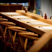 電源と無料Wi-Fiを完備しています。お仕事やプライベートでの利用に便利な環境を整えており、リラックスしながらSNSをご使用いただけます。快適なインターネット環境を利用して、お食事を楽しみながら効率的に時間を過ごすことができます。