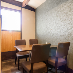 4名様までゆったりとご利用いただけるテーブル席をご用意しております。ご家族での和やかなお食事はもちろん、親しいご友人との気軽なランチなど、少人数での集まりに最適です。木目を基調とした落ち着いた空間で、周囲を気にせず、心ゆくまで会話とお料理をお楽しみいただけます。思い出に残る時間を、お過ごしください。